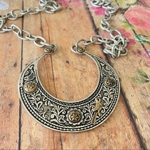 Western horse shoe style necklace and earring set.